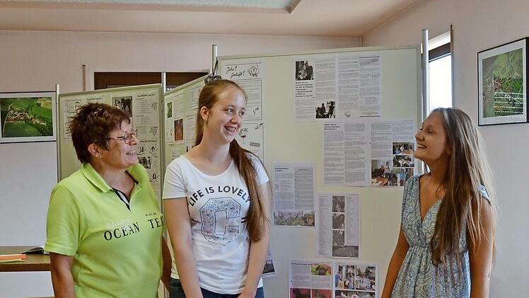 Nadine Kidalka (Bild Mitte) und Tabea Strätz (ganz rechts im Bild) wurden bei der Veranstaltung für sechs Bacari-Einsätze besonders ausgezeichnet. Die beiden jungen Damen erinnerten sich gerne an die Zeit im Redaktionsteam. Hier im Gespräch mit Margit Fritschi. Foto: Andrea Spörlein