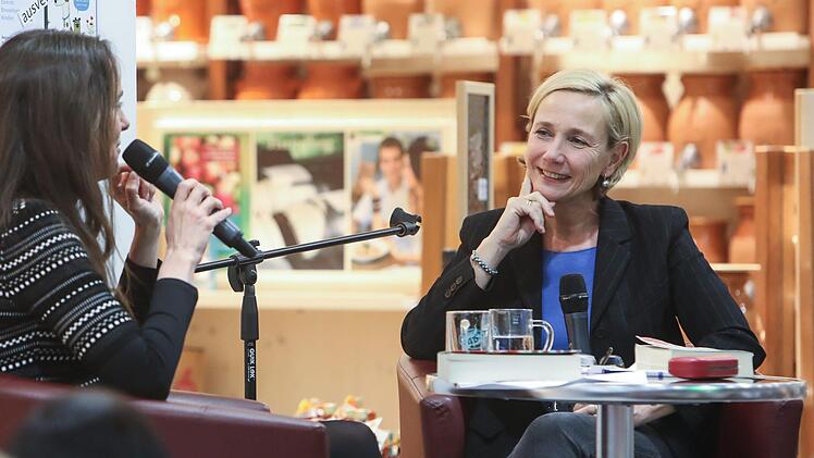 Tanja Kinkel (links) und Amelie Fried bei der Lesung  Foto: Barbara Herbst