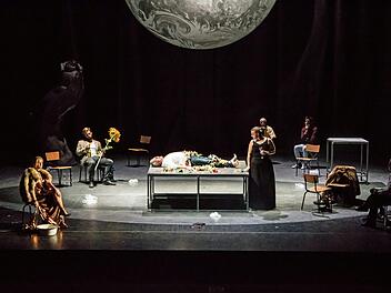 Proben-Szene aus Richard Wagners "Das Rheingold". Die Neuinszenierung in der Regie und mit dem Bühnenbild von Alexander Müller-Elmau feiert am 29. September Premiere am Landestheater Coburg.Foto: Jochen Berger