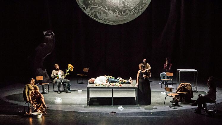 Proben-Szene aus Richard Wagners "Das Rheingold". Die Neuinszenierung in der Regie und mit dem Bühnenbild von Alexander Müller-Elmau feiert am 29. September Premiere am Landestheater Coburg.Foto: Jochen Berger