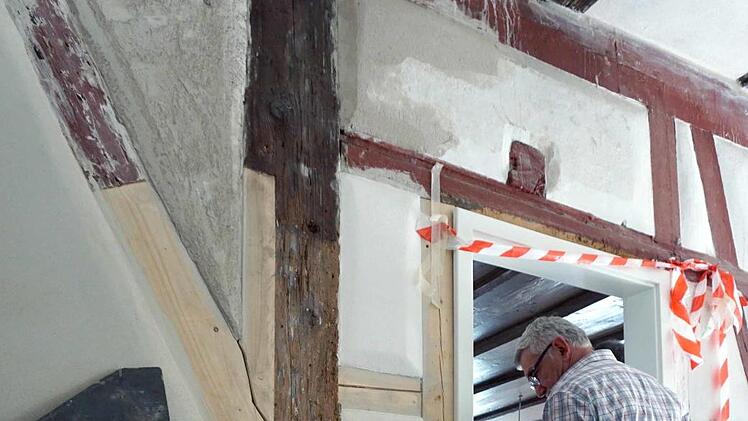Eine Herausforderung für die Zimmerleute war Einpassen von Balkenteilen