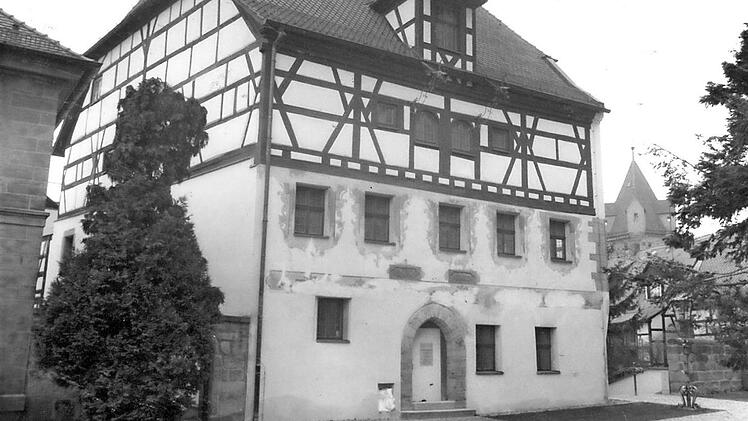 Das Spital in einer aktuellen Aufnahme (oben ) und von 1997