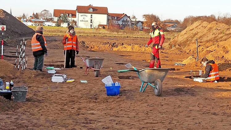 Knapp 400 Funde haben die Forscher bereits ausgegraben.