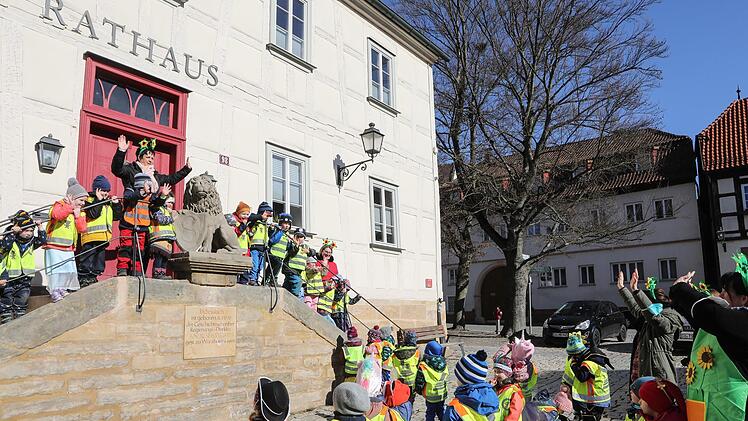 Die Kindergartenkinder proben den Rathaussturm.