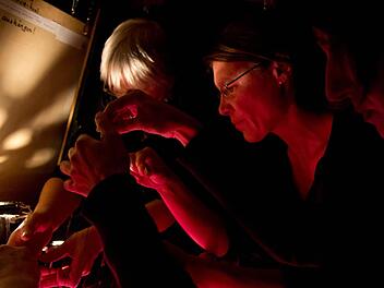 Sie konzentrieren sich auf die filigrane Handarbeit hinter der Bühne: Maria Sebald, Gudrun Lüdtke  und Irene Leiter (von vorne nach hinten)  Fotos:  Michael Gründel