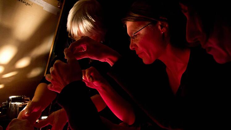 Sie konzentrieren sich auf die filigrane Handarbeit hinter der Bühne: Maria Sebald, Gudrun Lüdtke  und Irene Leiter (von vorne nach hinten)  Fotos:  Michael Gründel