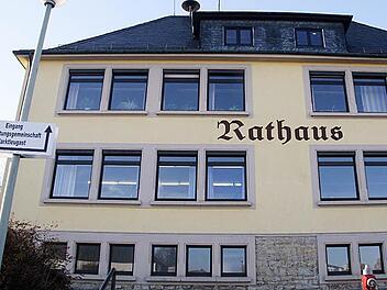 Im Zuge der Sanierungsmaßnahmen an den Dachgauben hat Bürgermeister Norbert Volk den Schriftzug Rathaus am Nebengebäude der Schule anbringen lassen. Fotos: Sonja Adam