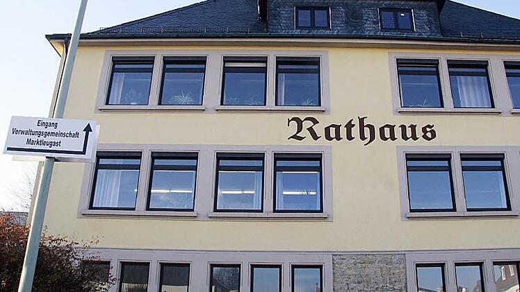 Im Zuge der Sanierungsmaßnahmen an den Dachgauben hat Bürgermeister Norbert Volk den Schriftzug Rathaus am Nebengebäude der Schule anbringen lassen. Fotos: Sonja Adam