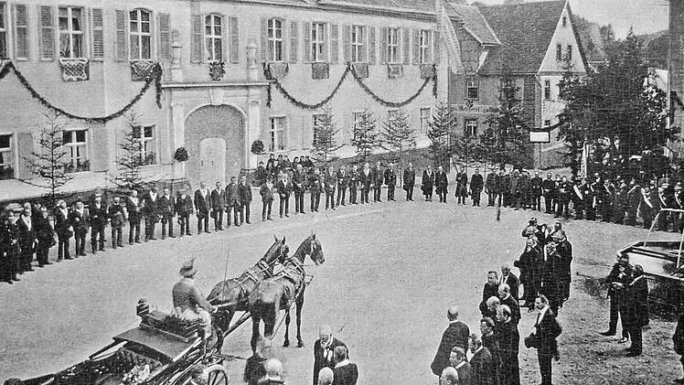 Geschäftstüchtig macht ein einheimischer Fotograf vom Besuch Prinz Ludwigs in Gößweinstein eine Ansichtskarte (Fotoarchiv Rösch)