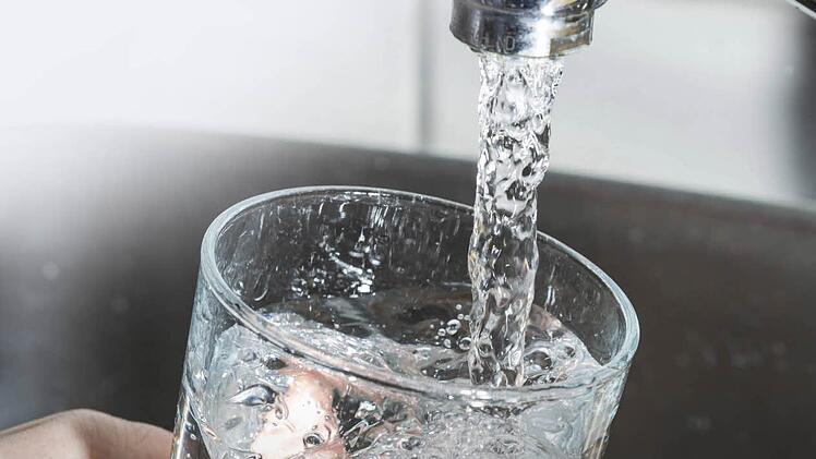 Welche Gebühren werden die Hutschdorfer zahlen, wenn sie an die Thurnauer Wasserversorgung angeschlossen sind? Foto: Symbolbild imago/Jochen Tack