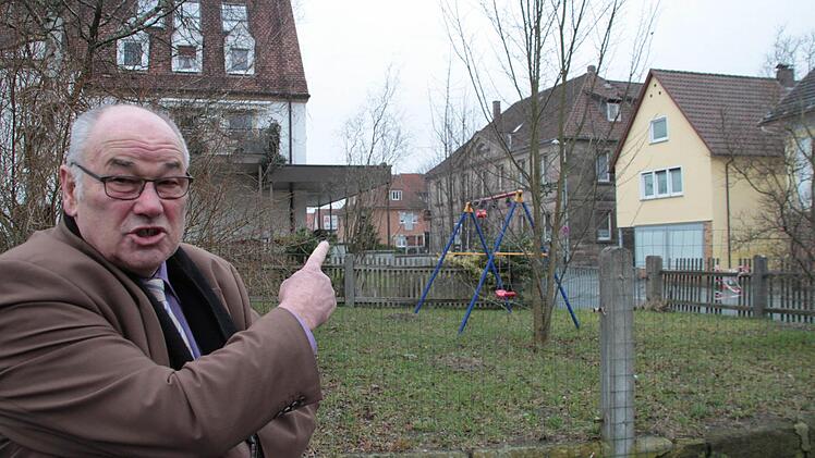 So nicht! Bürgermeister Dieter Adam zeigt auf den Bereich hinter sich. Dort, auf dem Grundstück Hauptstraße 31 direkt an der Kreuzung Konrad-Popp-Platz/Willmersreuther Straße, soll eine Plakatwerbetafel errichtet werden. Adam will das verhindern - notfalls vor Gericht. Foto: Jürgen Gärtner