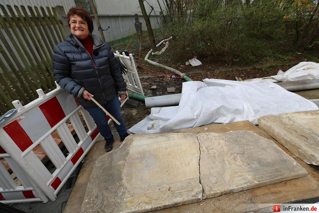 Historischer Fund in der Hofer Fabrikzeile: Bauarbeiter haben alte Grabsteine entdeckt