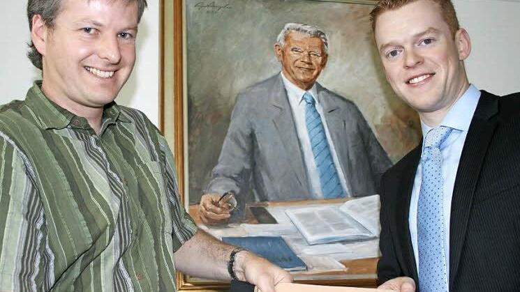 Vor dem Bild des Firmengründers präsentieren Enkel Martin Vierling und Projektleiter Erich Friedrich eine der zahlreichen Innovationen.