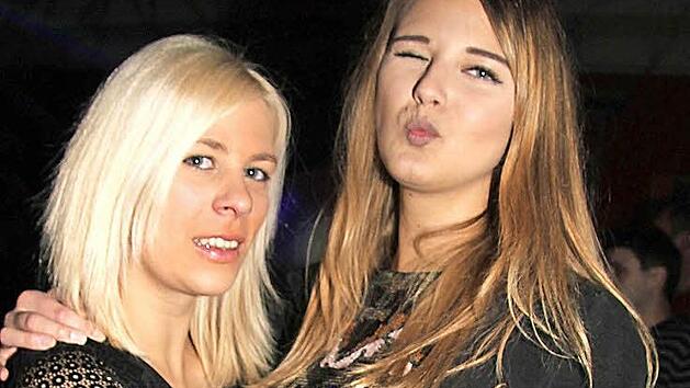 Flirt-Ampel: Sandra (25) und Melissa (18) tauschen ihre Bändchen und wechseln munter zwischen gelb und grün. Das bedeutet: flirtbereit oder sogar Kontakt erwünscht.  Fotos: Sonny Adam