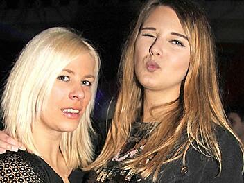 Flirt-Ampel: Sandra (25) und Melissa (18) tauschen ihre Bändchen und wechseln munter zwischen gelb und grün. Das bedeutet: flirtbereit oder sogar Kontakt erwünscht.  Fotos: Sonny Adam