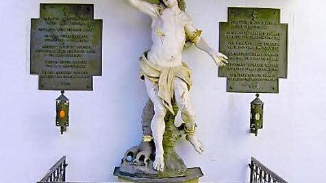 Die Sebastiansfigur an der Sakristei der Pfarrkirche Steinwiesen. Der heilige Sebastian ist unter anderem Patron der Kreuzritter, Kriegsinvaliden, Schützengilden, Soldaten und der Sterbenden. Foto: Susanne Duerling
