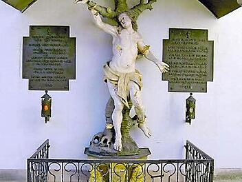 Die Sebastiansfigur an der Sakristei der Pfarrkirche Steinwiesen. Der heilige Sebastian ist unter anderem Patron der Kreuzritter, Kriegsinvaliden, Schützengilden, Soldaten und der Sterbenden. Foto: Susanne Duerling