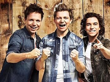Haben allen Grund zum Feiern: (von links) Die Dorfrocker Markus, Tobias und Philipp Thomann. Foto: privat