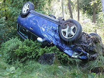 Im Landkreis Coburg kam es auf der A73 zu einem schweren Verkehrsunfall: Ein Autofahrer kam beim Überholen von der Fahrbahn ab und überschlug sich. Foto: Michael Stelzner