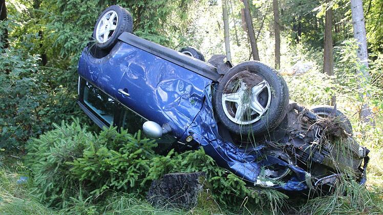 Im Landkreis Coburg kam es auf der A73 zu einem schweren Verkehrsunfall: Ein Autofahrer kam beim Überholen von der Fahrbahn ab und überschlug sich. Foto: Michael Stelzner
