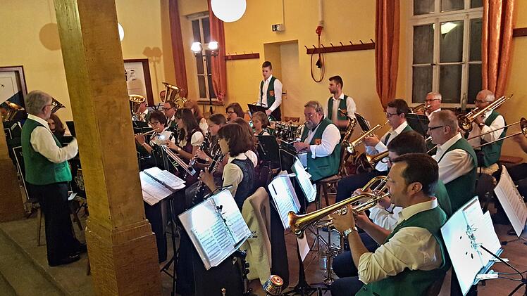 Fünf Nachwuchsmusiker der Blaskapelle Gereuth unter Leitung von Gabi Pohley (rechts) gaben ihren zweiten öffentlichen Auftritt und eröffneten das Konzert. Foto: Helmut Will