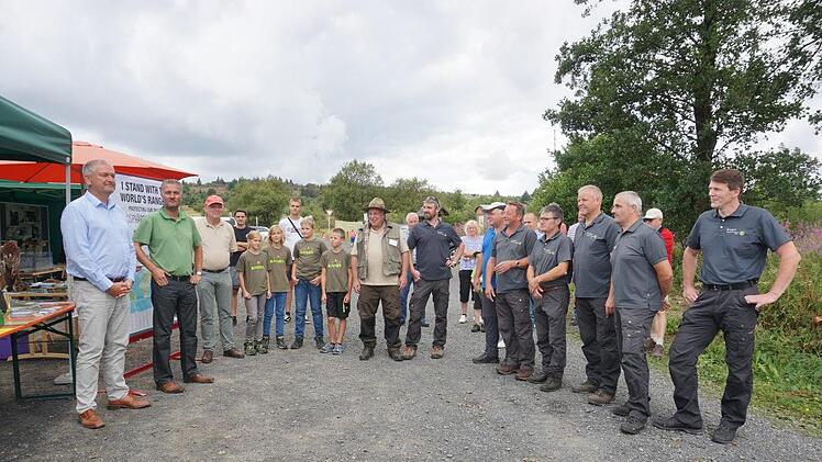 Die Ranger seien aus der Rhön nicht mehr wegzudenken. Fuldas Landrat  Bernd Woide (links) sprach anlässlich des World Ranger Day über die  Bedeutung der Ranger in der Rhön. Mit im Bild der Leiter der Hessischen  Verwaltungsstellte Thorsten Raab, der Leiter der Bayerische  Verwaltungsstelle Michael Geier, die hessischen Juniorranger und der  bayerische Ranger Uwe Steigemann sowie die hessischen Ranger. Marion Eckert