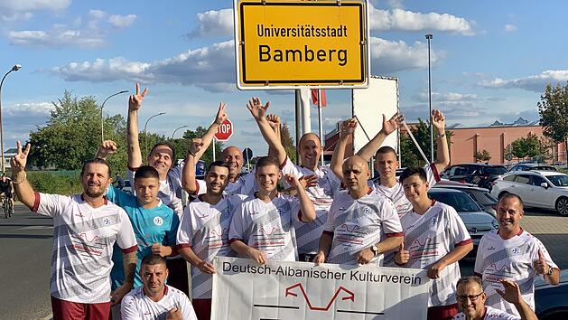 &Uuml;ben schon mal den Torjubel f&uuml;r Berlin: Florim Gashi (links) und seine Mitstreiter von Dardania Bamberg. Foto: privat