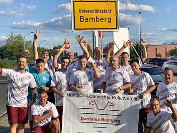 Üben schon mal den Torjubel für Berlin: Florim Gashi (links) und seine Mitstreiter von Dardania Bamberg. Foto: privat
