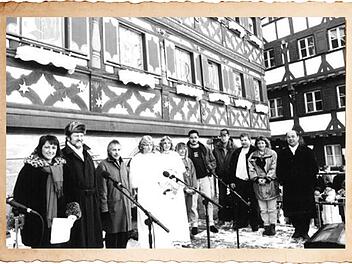 Franz Stumpf (rechts) war als Oberbürgermeister gleich angetan von der Idee des Adventskalenders.