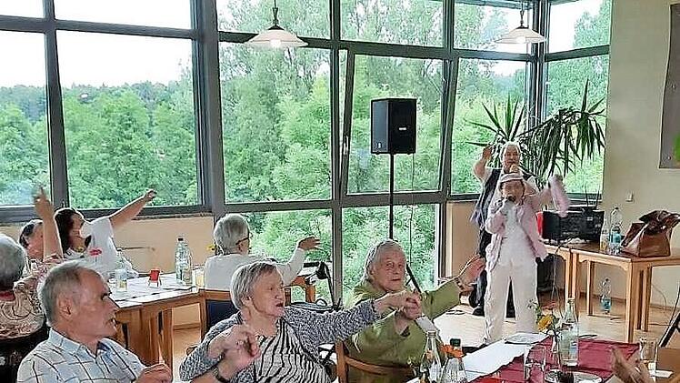Die Bewohner beim Schunkeln