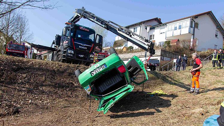 Rödental: Ältere Dame findet ihren Augenarzt nicht und fährt über Wendehammer hinaus: Auto landet auf dem Dach