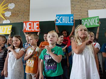 Die Schüler bedankten sich mit viel Musik auf ihre Weise für die gelungene Sanierung der Schule. Foto: Michael Gründel