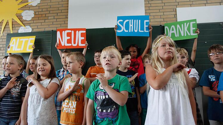 Die Schüler bedankten sich mit viel Musik auf ihre Weise für die gelungene Sanierung der Schule. Foto: Michael Gründel