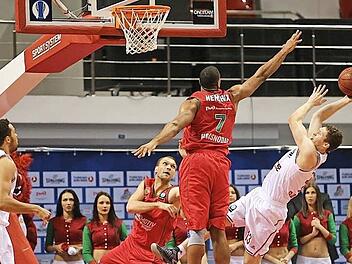 Janis Strelnieks (r.) war der Einzige, der sich gegen die aggressive Verteidigung von Krasnodar in Szene setzen konnte. Allerdings muss auch er sich den Wurf gegen Richard Hendrix hart erarbeiten. Foto: Evgeniy Nasonov