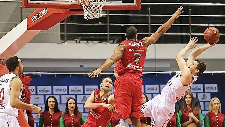 Janis Strelnieks (r.) war der Einzige, der sich gegen die aggressive Verteidigung von Krasnodar in Szene setzen konnte. Allerdings muss auch er sich den Wurf gegen Richard Hendrix hart erarbeiten. Foto: Evgeniy Nasonov