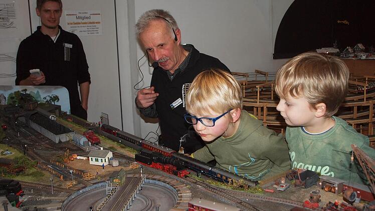 Ganz intensiv betrachteten die Jungs die auf zwei Ebenen von Fabian Wirth (links) aufgebaute Märklin-Digitalanlage. Vereinsvorsitzende Werner Keidel (Zweitervon links) gab dazu Erläuterungen. Foto: Alfred Thieret