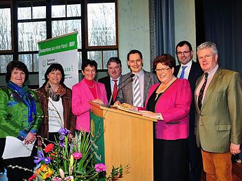 In das Goldene Buch von Stadtsteinach hat sich Landtagspräsidentin Barbara Stamm eingetragen (von links). Kreisbäuerin Beate Opel, ihre Stellvertreterin Silvia Schramm, MdL Inge Aures, Landrat Klaus Peter Söllner, der Stadtsteinacher Bürgermeister Roland Wolfrum, Barbara Stamm und die beiden Landtagsabgeordneten Martin Schöffel und Ludwig von Lerchenfeld. Foto: Stephan Herbert Fuchs