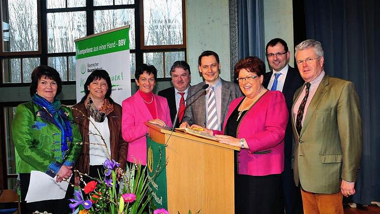 In das Goldene Buch von Stadtsteinach hat sich Landtagspräsidentin Barbara Stamm eingetragen (von links). Kreisbäuerin Beate Opel, ihre Stellvertreterin Silvia Schramm, MdL Inge Aures, Landrat Klaus Peter Söllner, der Stadtsteinacher Bürgermeister Roland Wolfrum, Barbara Stamm und die beiden Landtagsabgeordneten Martin Schöffel und Ludwig von Lerchenfeld. Foto: Stephan Herbert Fuchs