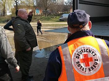 Einen Lkw vollbeladen mit Hilfsgütern wurde vom Roten Kreuz nach Ivano-Frankivsk gebracht. Fotos: Nicolas Thoma