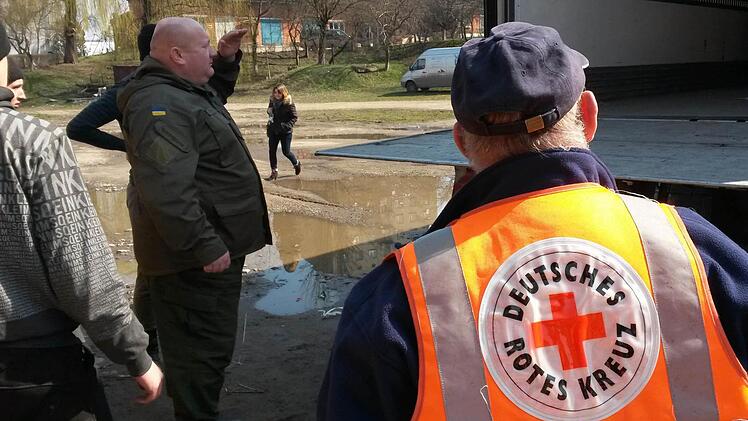 Einen Lkw vollbeladen mit Hilfsgütern wurde vom Roten Kreuz nach Ivano-Frankivsk gebracht. Fotos: Nicolas Thoma