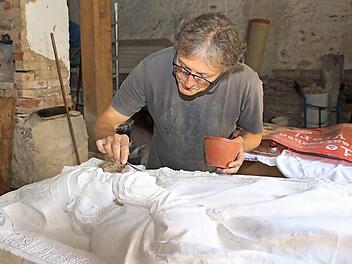 Diplom-Restaurator Stefan Lochner beim Arbeiten an dem Gipsmodell der Grabplatte von Friedrich Abert.  Foto: Thomas Malz