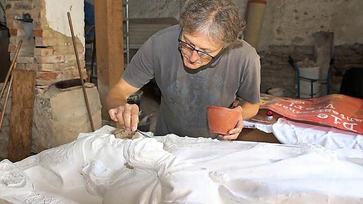 Diplom-Restaurator Stefan Lochner beim Arbeiten an dem Gipsmodell der Grabplatte von Friedrich Abert.  Foto: Thomas Malz