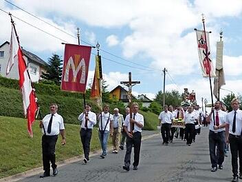 Umgang zu den vier Fluraltären. Monsignore Professor Rüdiger Feulner pries in den vier Kapellen Gottes Gnade und Güte. Foto: Klaus-Peter Wulf