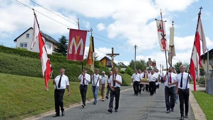 Umgang zu den vier Fluraltären. Monsignore Professor Rüdiger Feulner pries in den vier Kapellen Gottes Gnade und Güte. Foto: Klaus-Peter Wulf