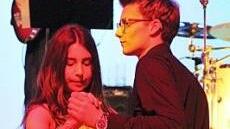 Schülersprecher Nicolas Töpfer tanzte am liebsten mit Freundin Cennet Gayret, die in die 11. Klasse der FOS geht.  Foto: Katharina Müller-Sanke