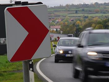 Noch fließt der Verkehr auf der B 173 auf gewohntem Weg in Richtung Zeyern. In einiger Zeit wird jedoch eine Bedarfsumgehung eingerichtet. Foto: Marco Meißner