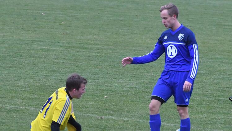 Kein Sinnbild der sportlichen Situation: Max Hüfner vom FC 06 Bad Kissingen will Münnerstadts Lukas Katzenberger aufhelfen.Hopf