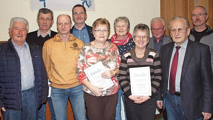 Treue Mitglieder wurden beim TV Unterwallenstadt ausgezeichnet (von links): Dritter Bürgermeister Winfried Weinbeer, Hans Ruscher, Matthias Dinkel, Paul Krauß, Marliese Breunlein, Annemarie Krauß, Brunhilde Ruscher und das Vorstandsteam mit Manfred Robisch, Eberhard Lips und Georg Herold. Foto: Alfred Thieret