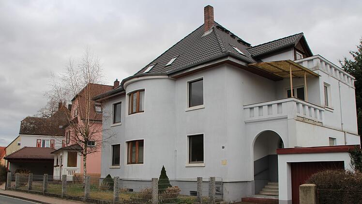 In diesem Haus in der Bamberger Straße will die Stadt Höchstadt drei Wohnungen ausbauen lassen. Foto: Andreas Dorsch