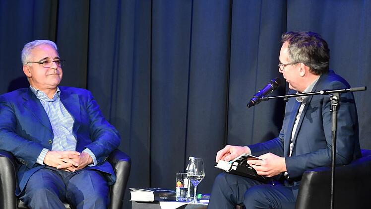Nevfel  Cumart (l.) im Gespräch mit Volker Kutscher